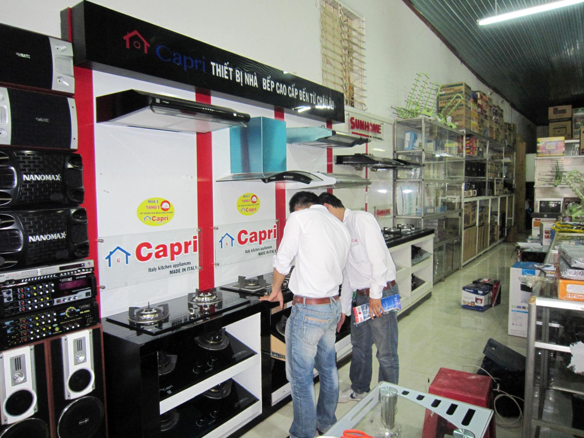 Đội ngũ nhân viên Capri hỗ trợ tân cửa hàng